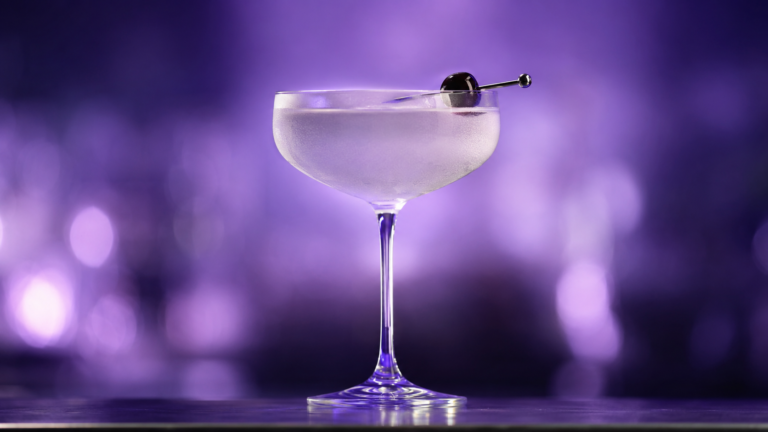 Aviation vor extrem unscharfem Neonhintergrund in der Farbe des Drinks