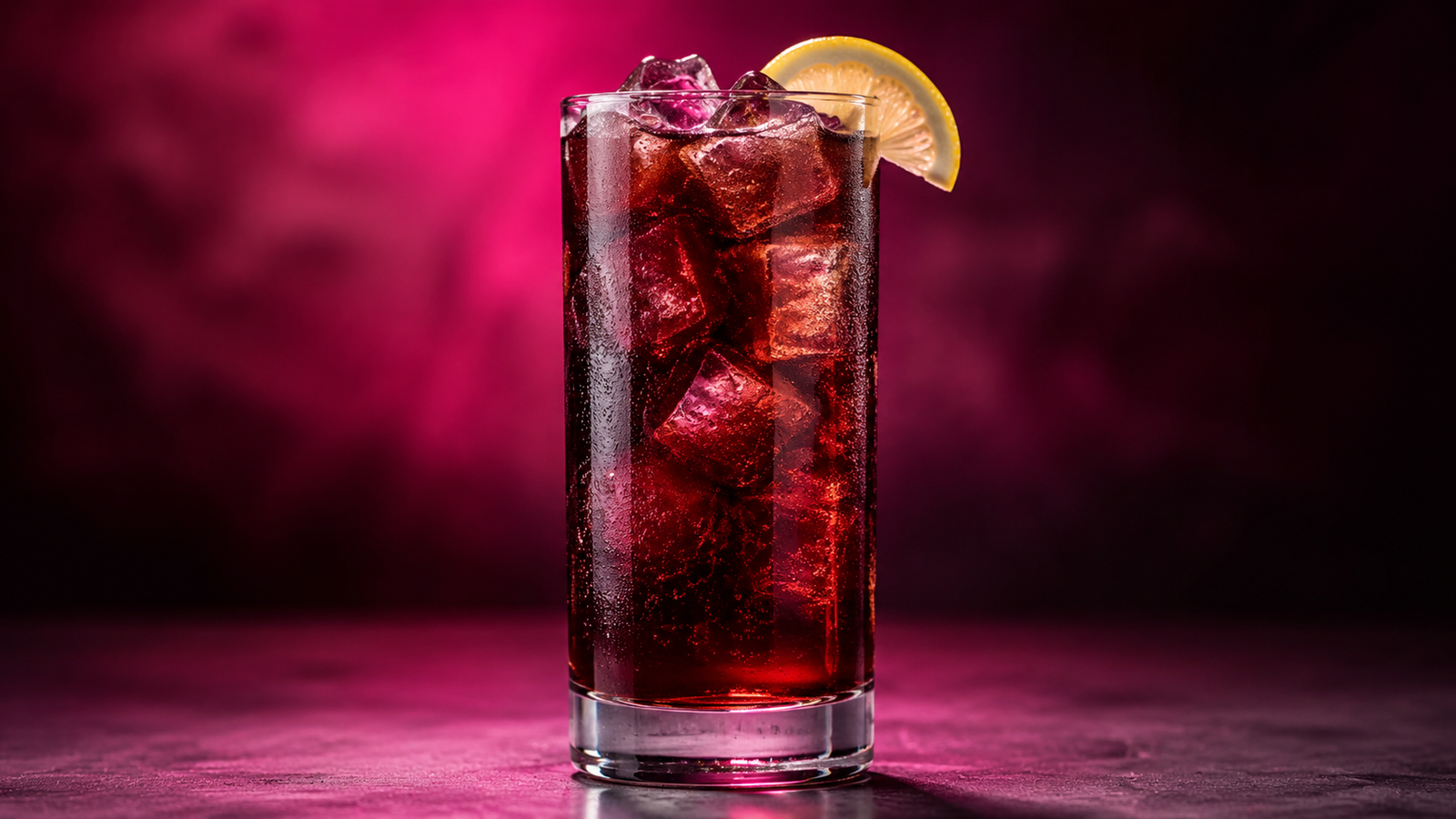 Neon Rezeptbild 232497 Kalimotxo Kalimotxo vor extrem unscharfem Neonhintergrund in der Farbe des Drinks