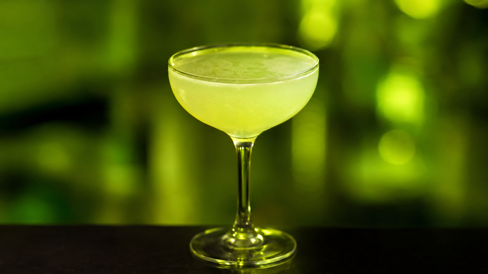 Last Word vor extrem unscharfem Neonhintergrund in der Farbe des Drinks