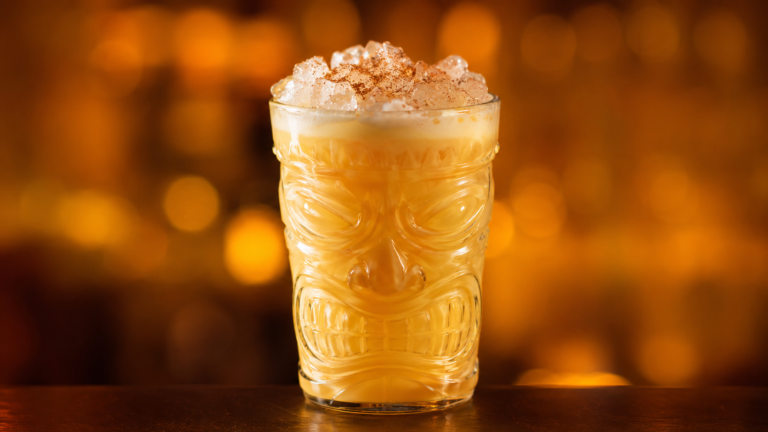 Painkiller vor extrem unscharfem Neonhintergrund in der Farbe des Drinks