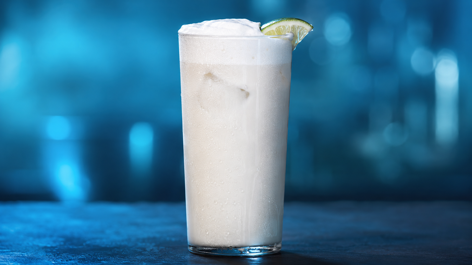 Neon Rezeptbild 232466 Ramos Gin Fizz Ramos Gin Fizz vor extrem unscharfem Neonhintergrund in der Farbe des Drinks